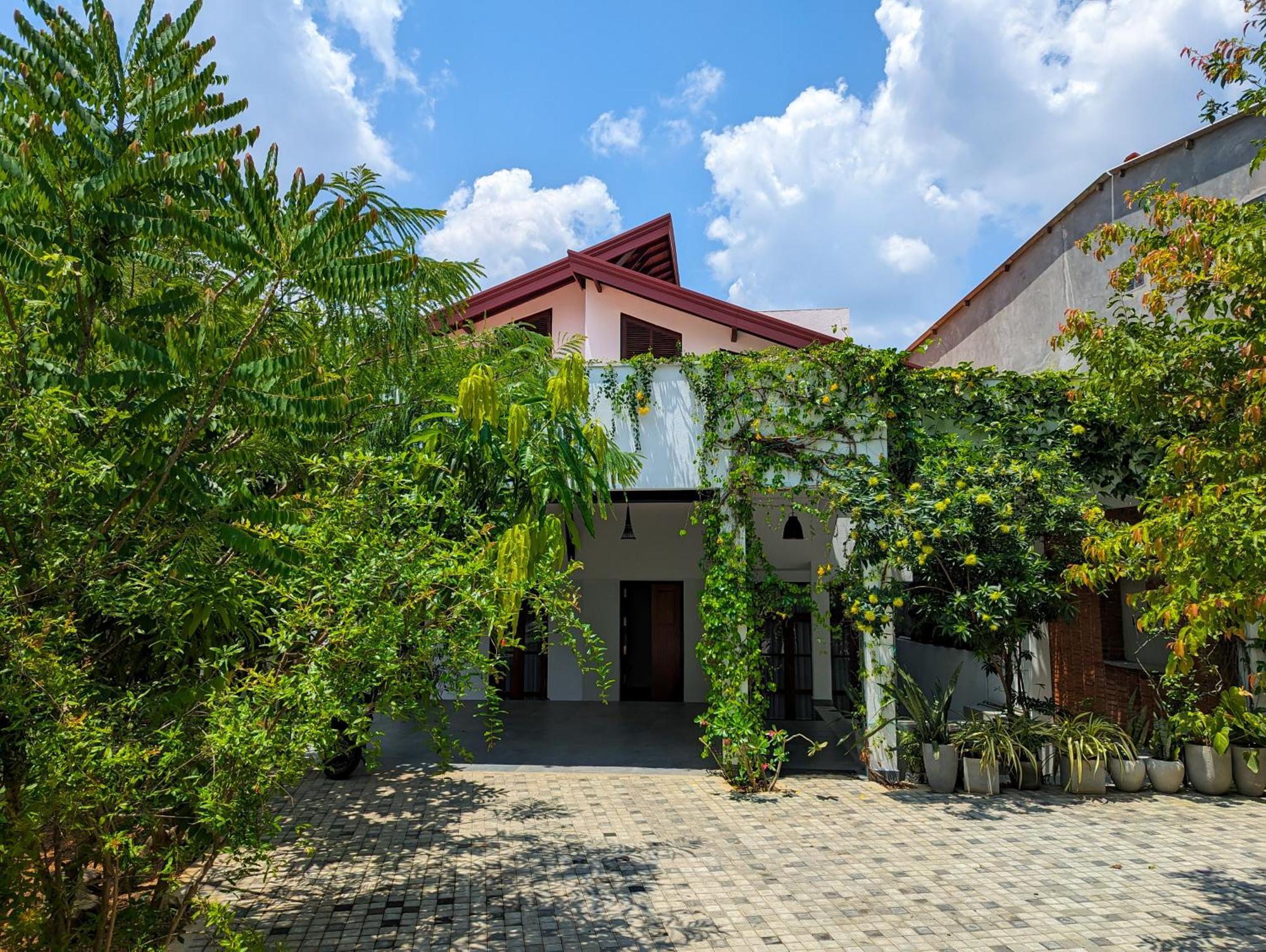 Hotel Livin Lush Luxury Retreat à Anurâdhapura Extérieur photo
